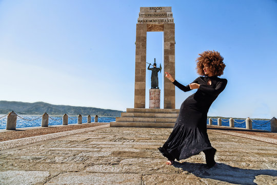 Ragazza danza in arena con statua in bronzo