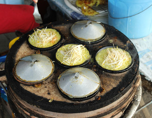 вьетнамская уличная еда: блинчики на огне © leeeto