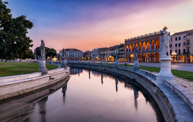 Der Platz Prato della Valle bei Sonnenuntergang in Padova, Italien  - obrazy, fototapety, plakaty