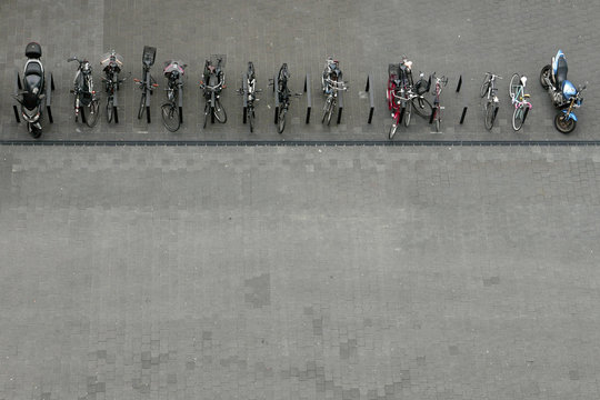 Vogelperspektive auf eine Reihe von geparkten Fahrrädern und Motorrädern