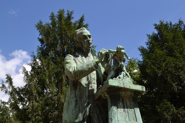 Fototapeta na wymiar Statue of Emmanuel Frémiet, famous French sculptor, in Paris, in Jardin des plantes de Paris
