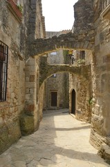 Fototapeta na wymiar Archway in medieval alley in Pals, Girona, Spain