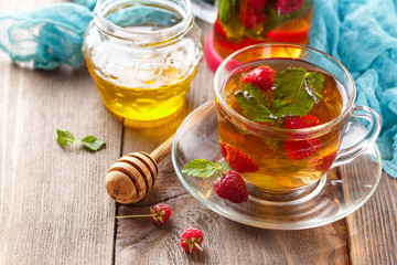 Tea with mint and raspberry
