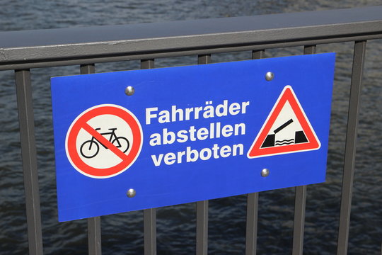Fahrräder abstellen verboten 