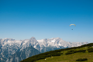 Fototapeta na wymiar Paragleider in den Alpen