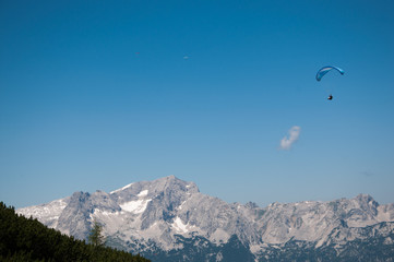 Paragleider in den Alpen