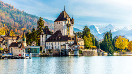 Schloss Oberhofen im Herbst, Thunersee, Berner Oberland, Schweiz 