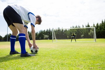 Obraz premium Young male soccer players playing against sky
