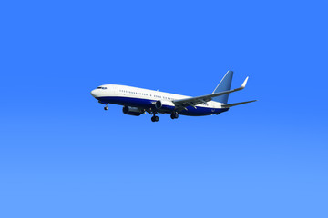 Odrzutowy samolot pasażerski na tle błękitnego nieba. - obrazy, fototapety, plakaty