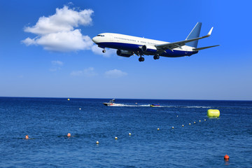 Lądowanie samolotu pasażerskiego nad morzem Śrudziemnym, wyspa Rodos. - obrazy, fototapety, plakaty