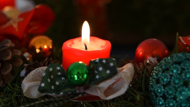 Weihnachtsdeko mit brennender Kerze und sch&ouml;ner Schleife, Heiligabend