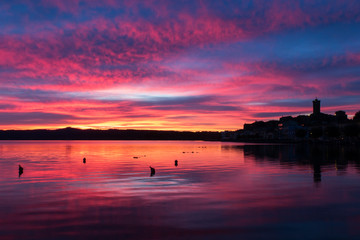 Marta all'alba, paese sulle rive del lago di Bolsena