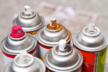 spray paint cans - 175871230