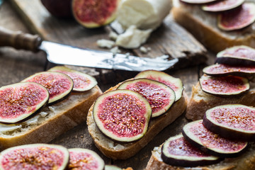 Sandwich with figs and goat cheese