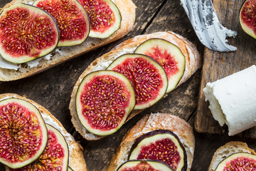 Sandwich with figs and goat cheese