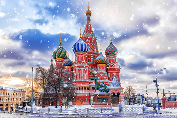Obraz premium winter view of the St. Basil's Cathedral in Moscow