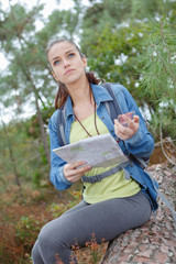 Naklejka premium teen girl looking at map