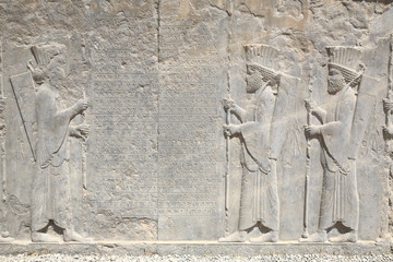 ペルセポリスのタチャルのペルシャ兵士と碑文のレリーフ