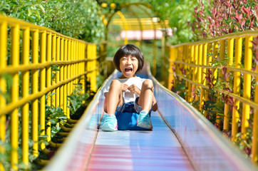 滑り台で遊ぶ女の子