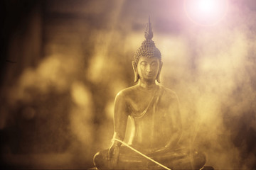 La vieille statue de Bouddha dans le ton classique et la fumée ou le brouillard
