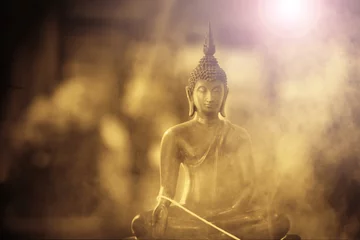 Foto op Plexiglas Boeddha Het oude Boeddhabeeld in klassieke toon en rook of mist