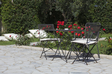 Fototapeta na wymiar Tavolino di ferro in giardino