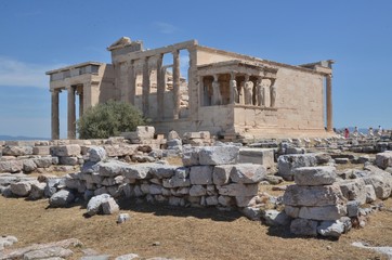 Baldaquin de l'Érechthéion, sur l'acropole d'Athènes avec ses cariatide ou caryatide, «femmes de Caryes »