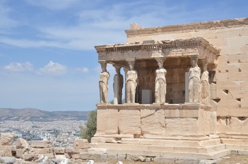 Obraz premium Baldaquin de l'Érechthéion, sur l'acropole d'Athènes avec ses cariatide ou caryatide, «femmes de Caryes »