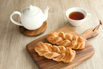 ハムのデニッシュパンと紅茶 ティーポット　ティーカップ 