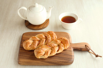 ハムのデニッシュパンと紅茶 ティーポット　ティーカップ 