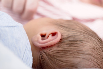 Obraz na płótnie Canvas Head with hairdo and the eye of wonderful newborn baby
