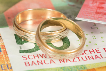 Zwei Eheringe und Schweizer Franken