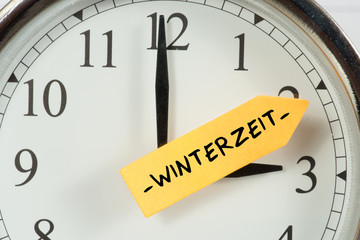 Eine Uhr wird auf Winterzeit umgestellt