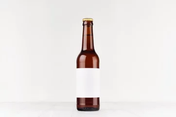 Foto auf Leinwand Braune Longneck-Bierflasche 330 ml mit leerem weißem Etikett auf weißem Holzbrett, Attrappe. Vorlage für Werbung, Design, Markenidentität. © finepoints