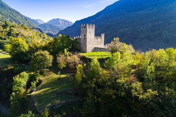 Obraz premium Grosio - Valtellina (IT) - Castello Nuovo - Parco delle incisioni Rupestri - vista aerea 