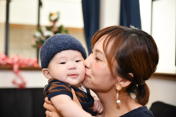 クリスマスを楽しむ若く美しい日本の母親と赤ちゃん
