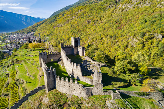 Grosio - Valtellina (IT) - Castello Nuovo e San Faustino - Parco delle incisioni Rupestri - vista aerea 