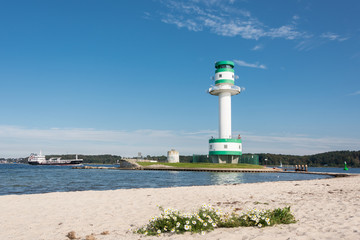 Ein Frachtschiff passiert den Leuchtturm an der Kieler Förde