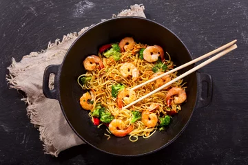 Foto op Canvas Stir fried noodles with shrimps and vegetables in a wok © Nitr