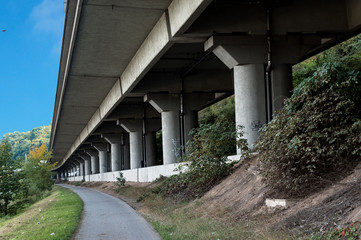 Schnellstraß-Auotobahn von Unten