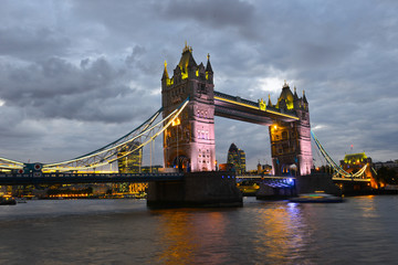 Fototapeta na wymiar Londres Angleterre anglais brexit EU UE europe britannique London Livre sterling euro tower bridge pont tamise tourisme nuit eau fleuve city