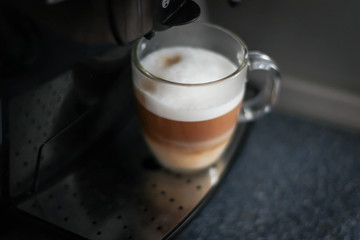 кофемашина наливает кофе в чашку 