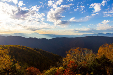Naklejka premium しらびそ高原から中央アルプスを望む／秋・紅葉