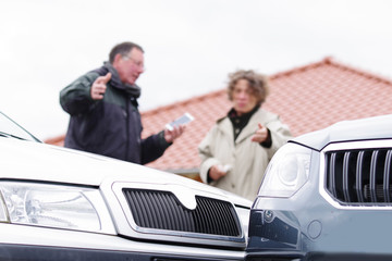 Autounfall, Streit der Fahrer wer Schuld hat 