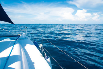 Obraz premium sailing in the sea on sailboat.
