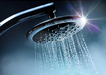 Fototapeten Jet d'eau de douche avec éclaboussure et vapeur d'eau © Chlorophylle