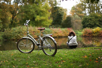 велосипед и девушка в осеннем парке      © polukarovaanna