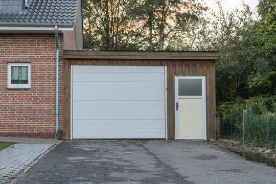 Garage mit einem weißen Tor und weißer Tür