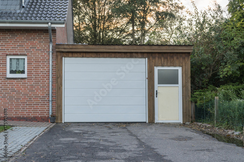 Fototapete Garage Mit Einem Weissen Tor Und Weisser Tur Fototapeten Gm Photography