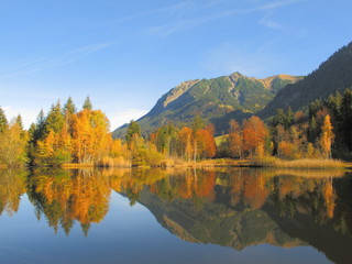 Bergsee im Herbst
